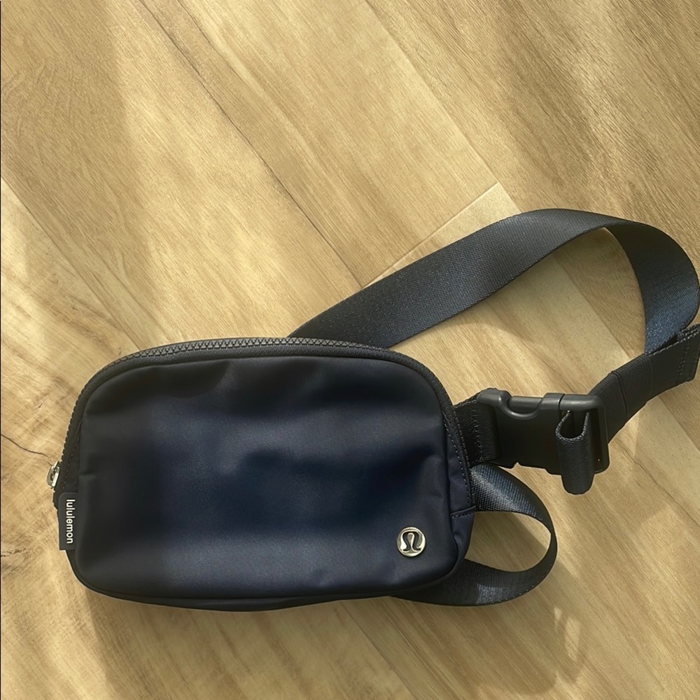 lululemon athletica navy belt bag